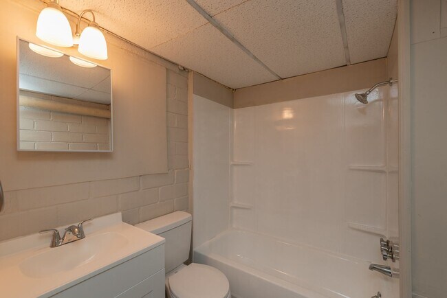 Building Photo - Updated 1 bed/1 bath apartment, great loca...