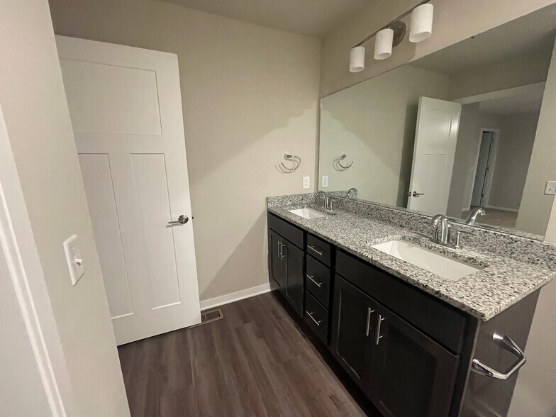 Master Bedroom bath - 4856 Lacy Rd