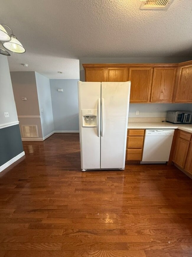 Building Photo - Worry free living, brick condo in Jonesborough!