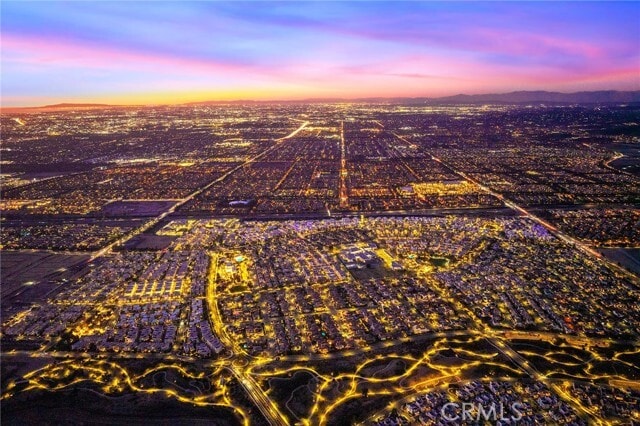 Building Photo - 144 Spectacle