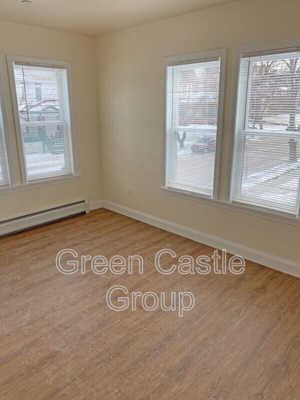 Building Photo - 323 Pearl St
