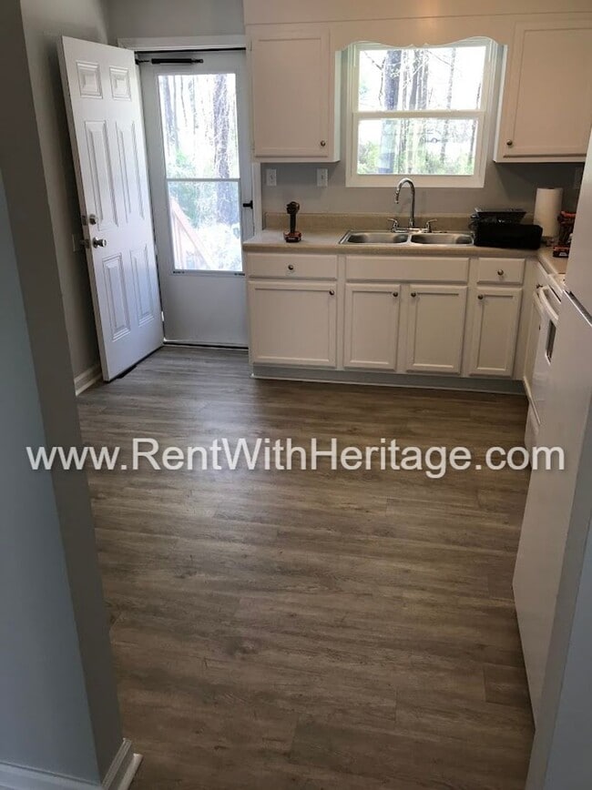 Building Photo - FANTASTIC 2 BEDROOM 1.5 BATH DUPLEX WITH ALL THE UPGRADES / GREAT LOCATION