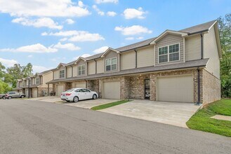 Building Photo - Sophisticated Sango Townhouse in a Gated C...