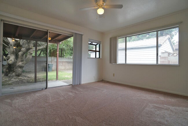 Building Photo - charming 3 bedroom 1.5 bathroom House in U...