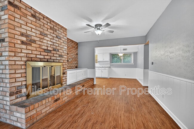 Building Photo - 105 E Ford St