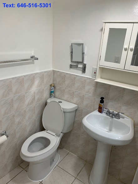 Building Photo - 447 Elton St