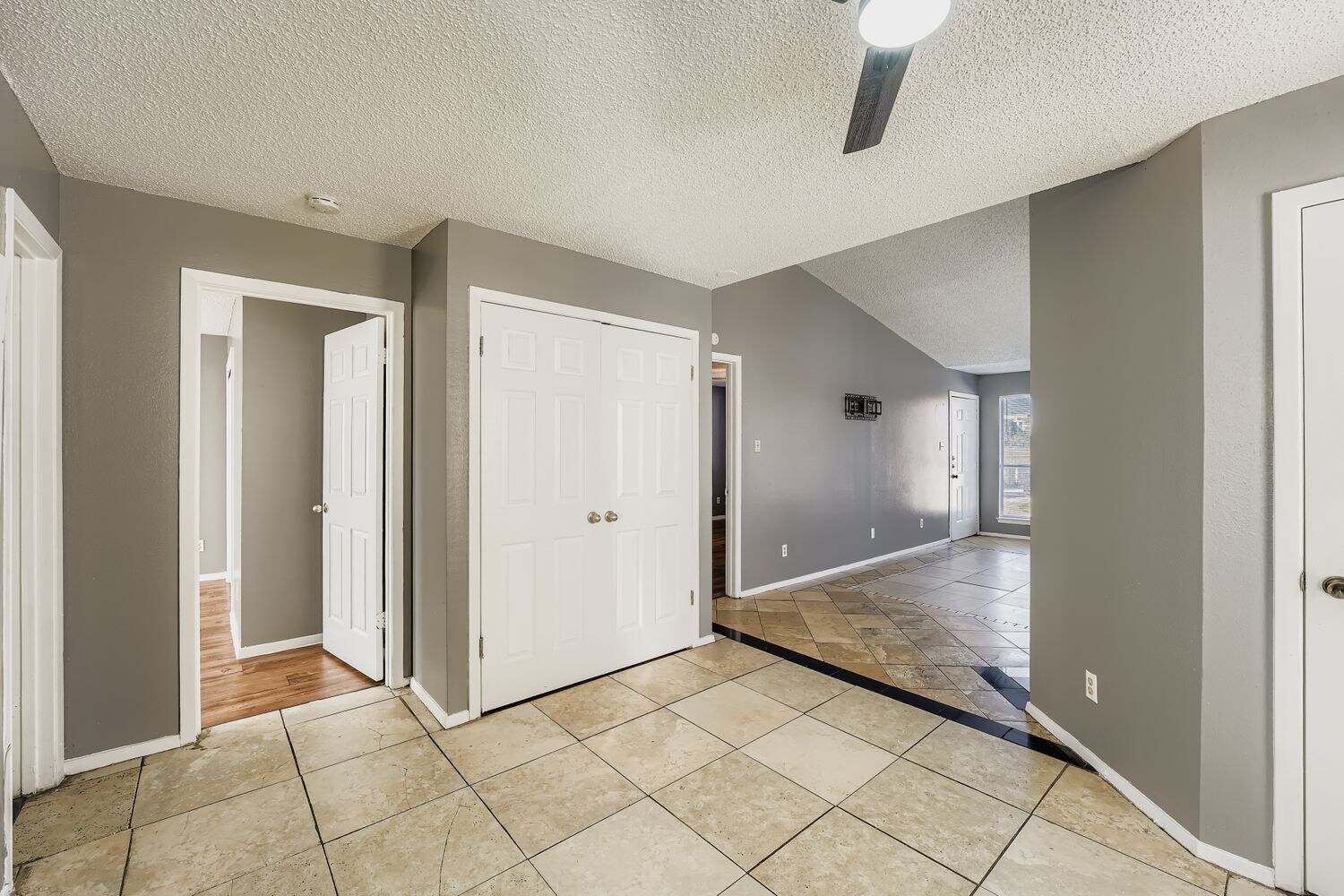 Building Photo - Room in Apartment on West Loop