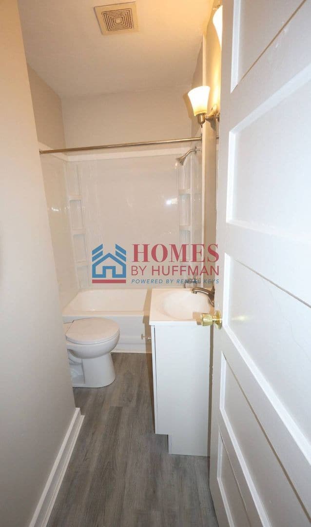 Building Photo - Three bedroom House | Two Bathroom