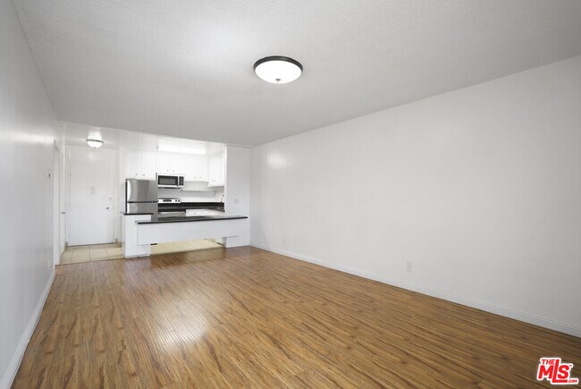 Building Photo - 425 S Kenmore Ave
