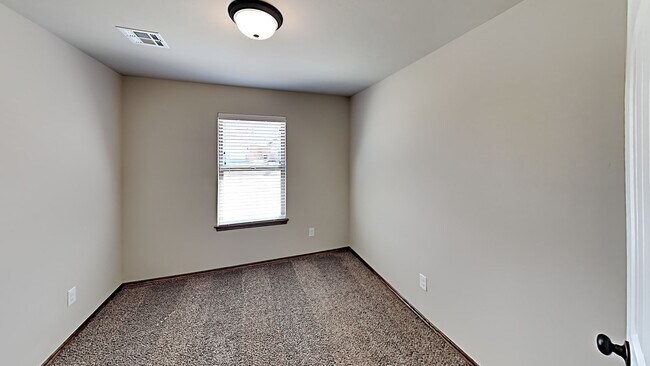 Building Photo - Spacious 4 Bedroom 2 Bathroom Home in Pied...