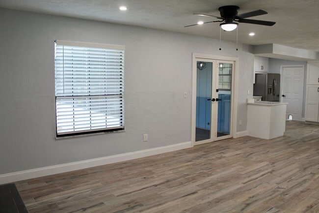 Building Photo - Port Orange Charming 5-Bedroom, 2-Bathroom...