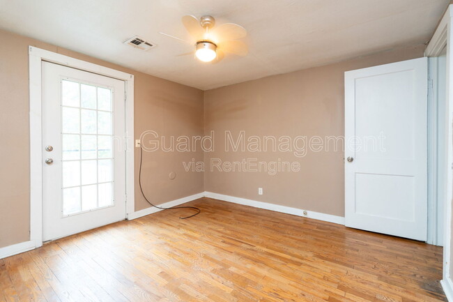 Building Photo - 302 S Poplar St
