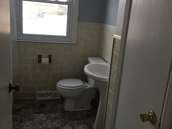 Building Photo - Amazing 3 bedroom, 1 bathroom house in Southampton.