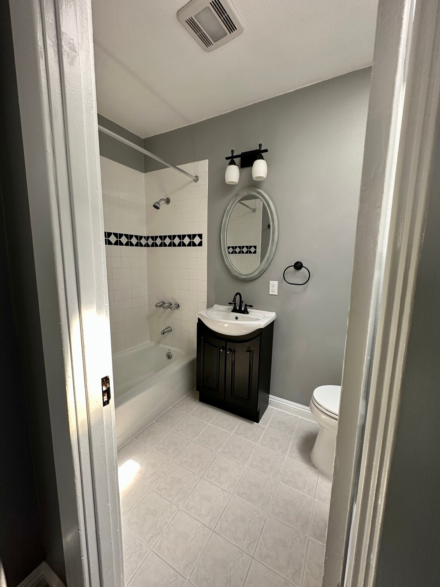 Bathroom with shower/ tub - 1535 Freeman Ave