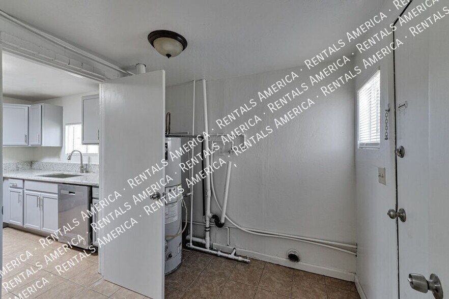 Building Photo - 2810 W Carnauba St