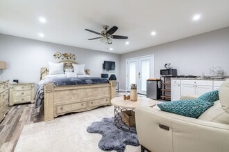 Building Photo - Adorable Studio for Rent - Short Term Fully Furnished!