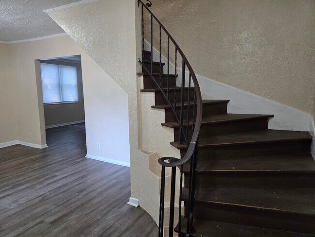 Building Photo - 1347 N Thomas Ave