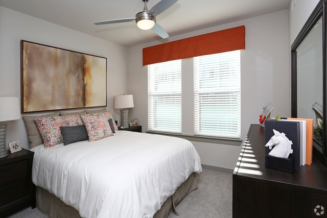 Building Photo - 700 E Algonquin Rd