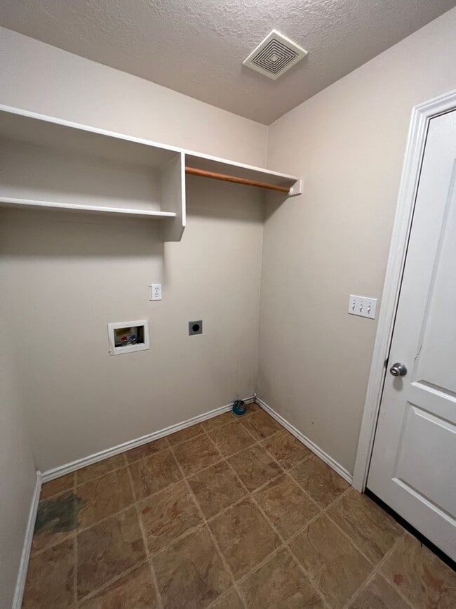 Building Photo - Lovely 4 bedroom (+ 2 living rooms) 2.5 ba...