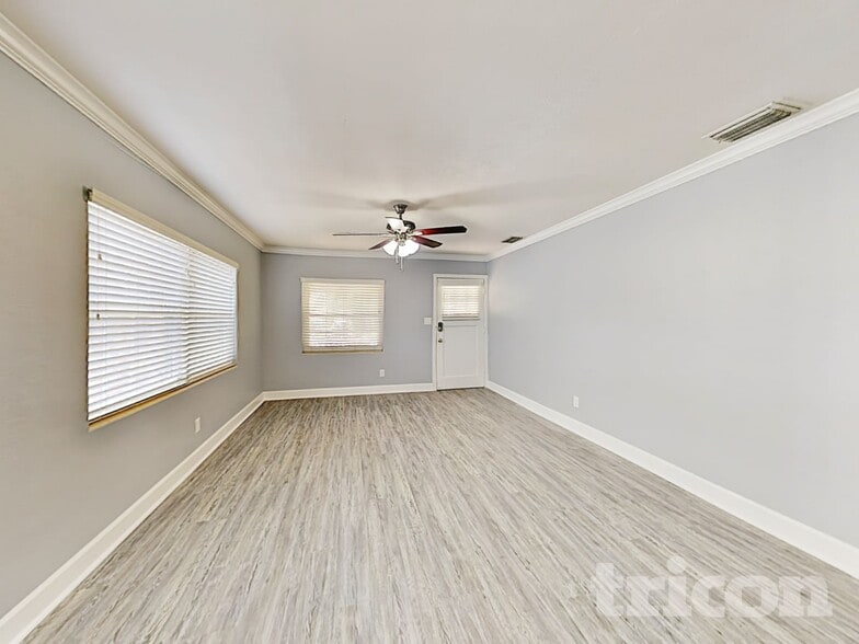 Building Photo - 225 W King St