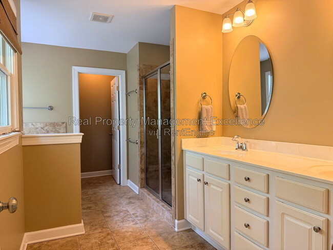 Building Photo - 616 Lake Artesia Ln