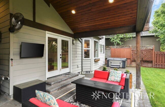 Building Photo - $1000 Off First Months Rent in Lake Oswego