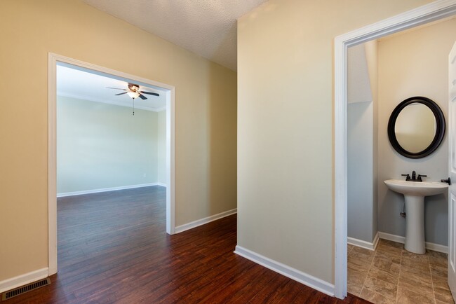 Building Photo - Spacious 4-Bedroom Home in Westside Athens...