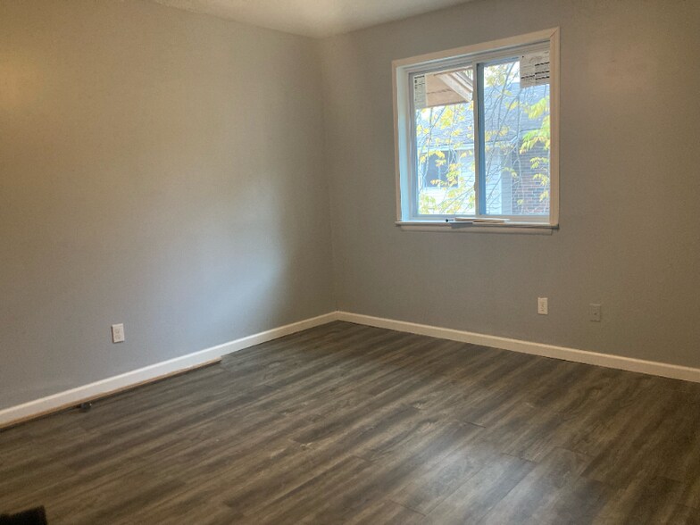 Building Photo - 100 Lewis Dr