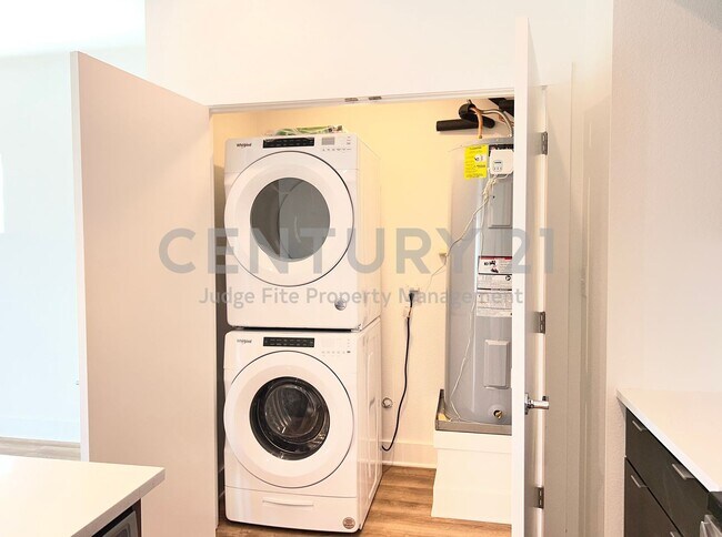 Building Photo - MOVE-IN SPECIAL: $500.00 off your 2nd full month's rent if lease signed by 3/1/26!