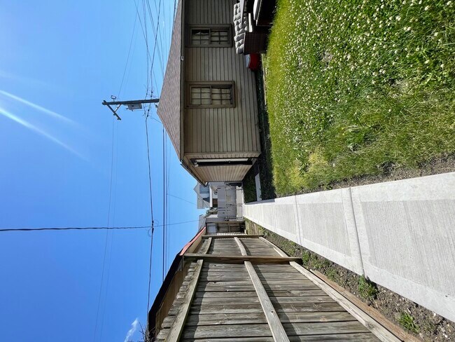 Building Photo - 5133 W Wrightwood Ave