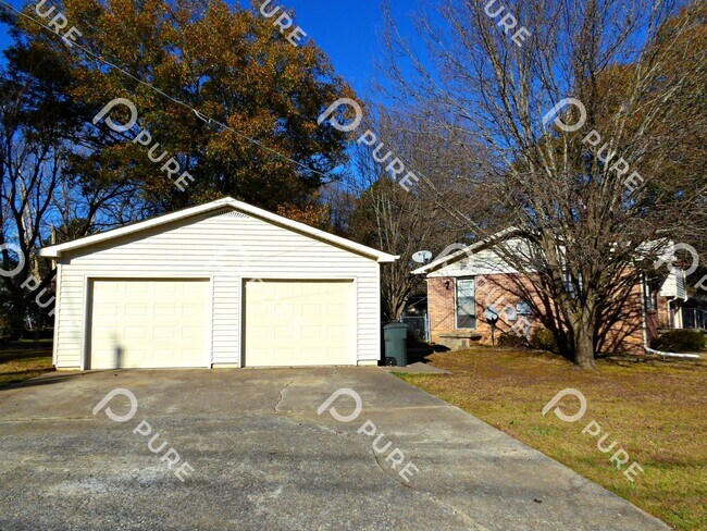 Building Photo - 1003 Heard Ct SE