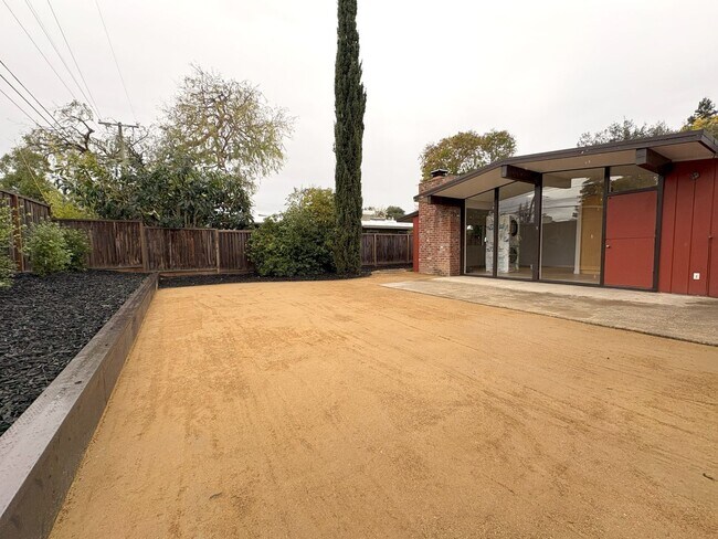 Building Photo - Newly Remodeled Single Family Home Available Now!