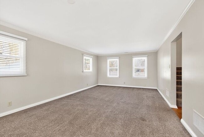 Building Photo - Beautiful Home surrounded by nature!