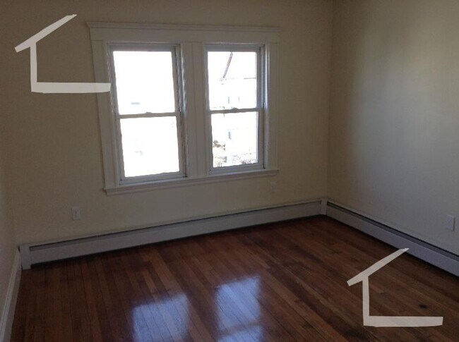 Building Photo - Rare Single Family 4BR/3BA w/laundry, parking, yard! 9/1