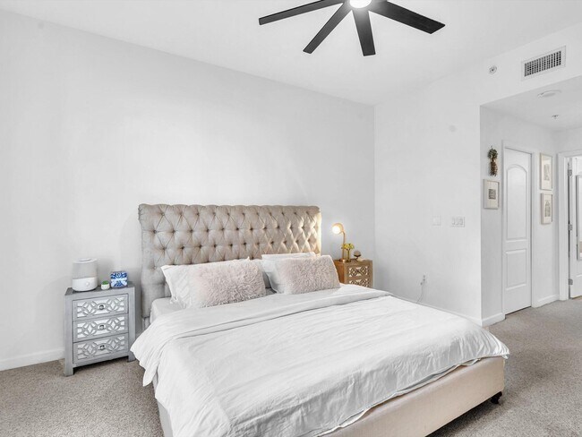 Building Photo - 801 S Olive Ave