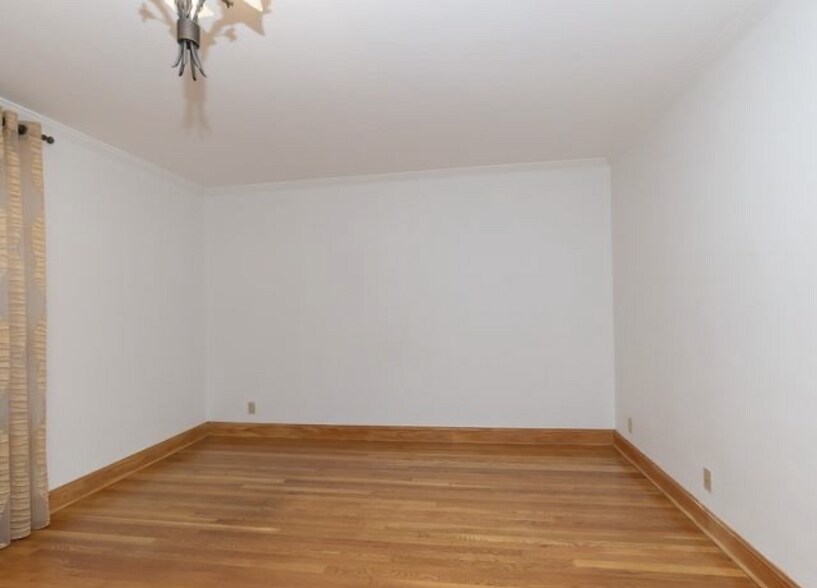 Living room - 60 Sutherland Rd