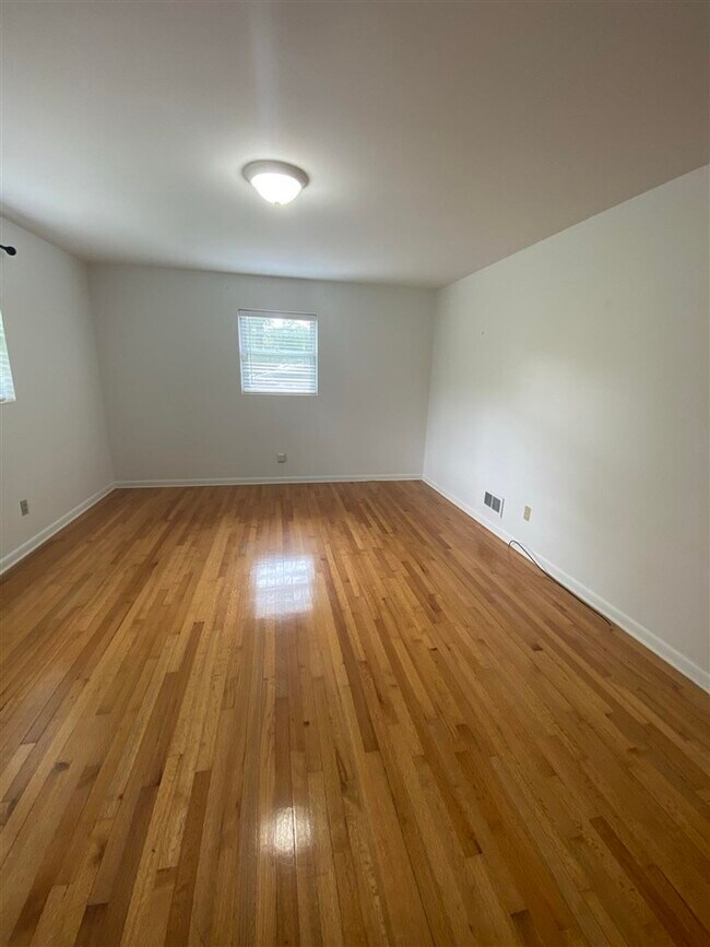 Building Photo - 1006 Ivanhoe Rd
