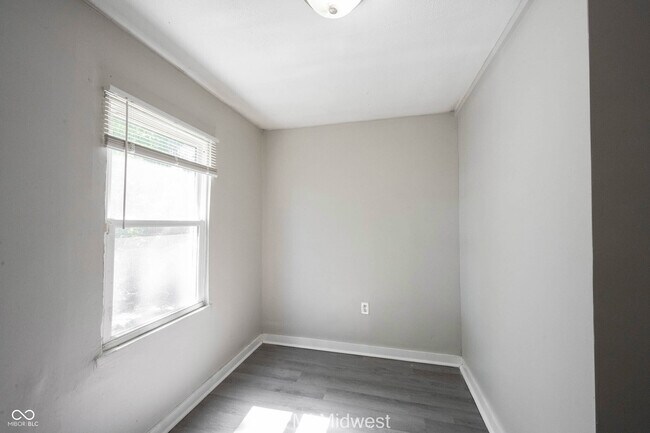 Building Photo - 445 W 29th St