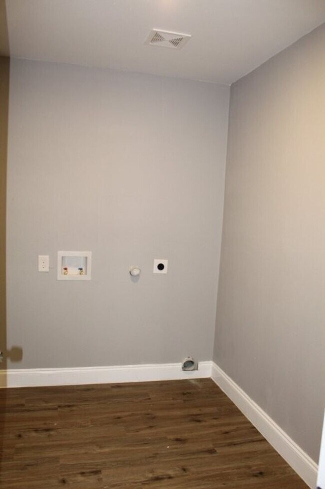 Building Photo - Beautiful 3 Bedroom / 2 Bath Home with Garage & Fenced Yard