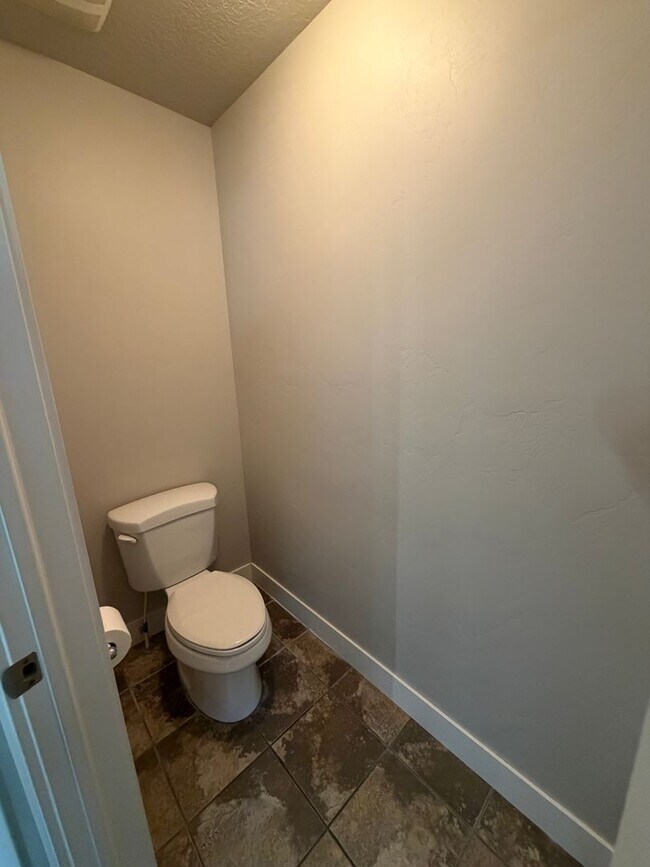 Building Photo - Spacious 6-Bedroom Home for Rent in Lehi