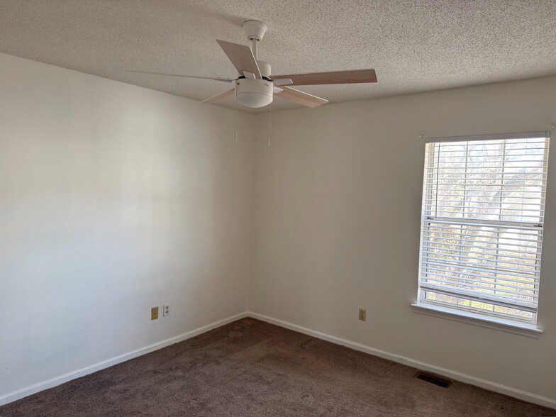 Building Photo - 103 Toura Ln