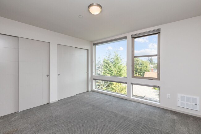 Building Photo - Stylish 3 BR/ 2/5 BA townhouse in Seattle