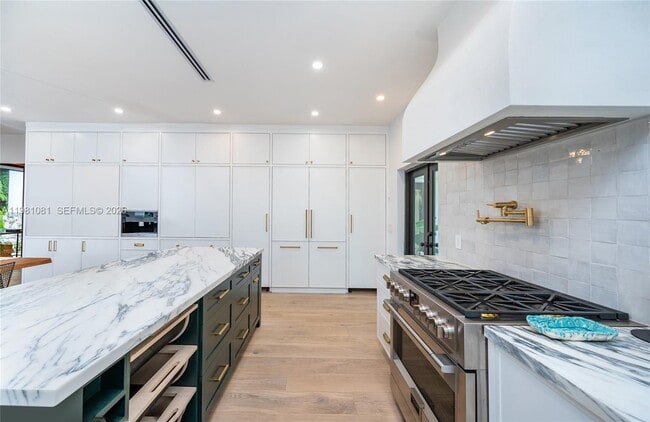 Building Photo - 3370 Poinciana Ave