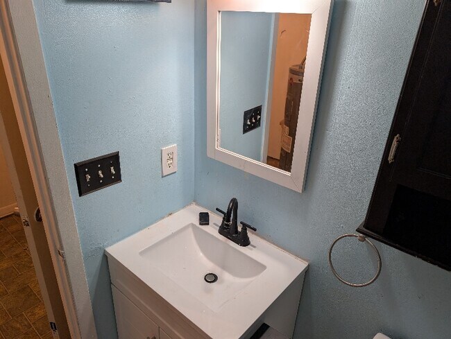 Building Photo - 731 Cave St