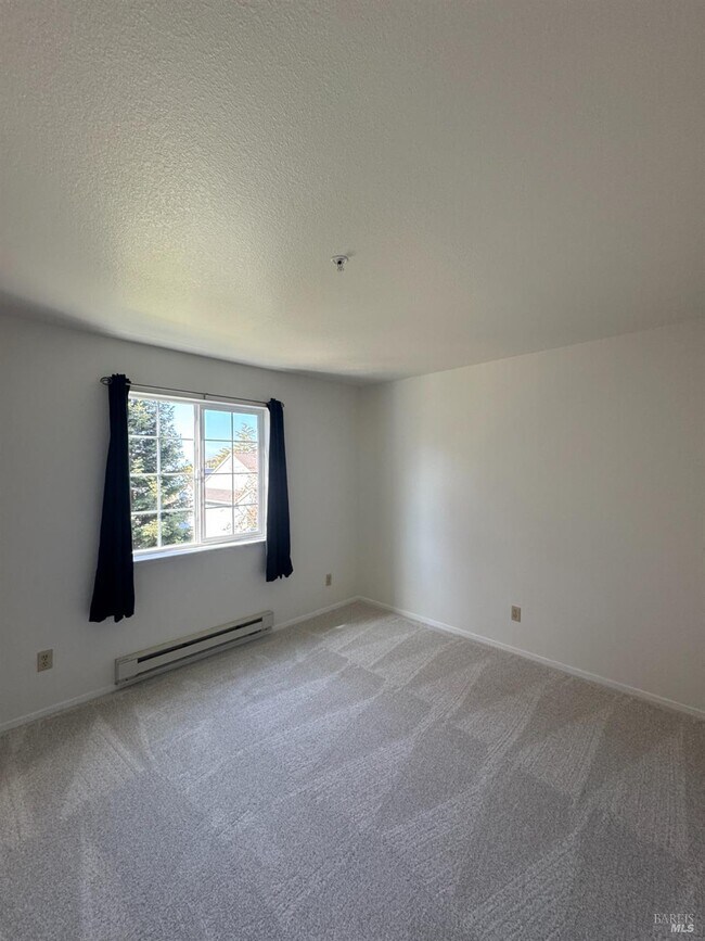 Building Photo - 375 Lighthouse Dr