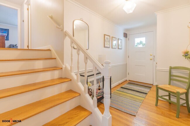 Building Photo - Short Term Furnished Rental -3 Bedroom Spl...