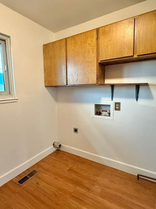 Building Photo - 2905 Scholl Dr