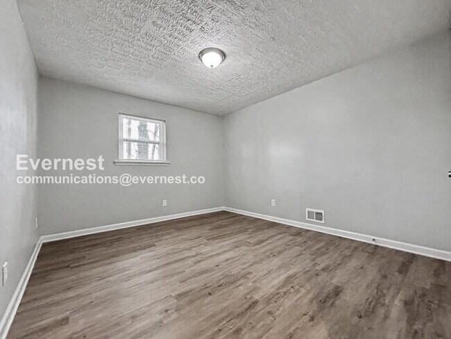 Building Photo - 2 Bed, 2 Bath Home with Fenced Yard & Garage / Pet-Friendly / Available Now!