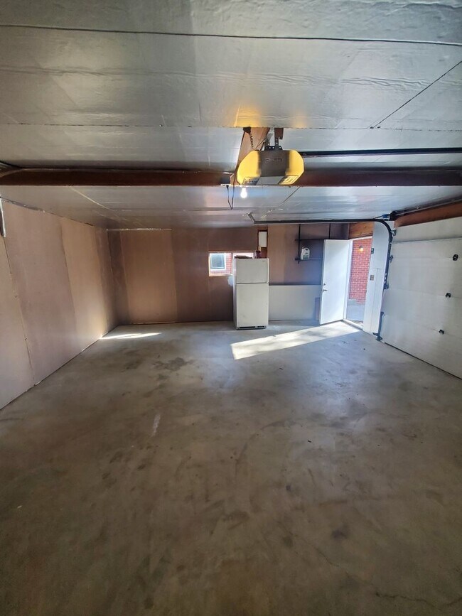 Building Photo - Spacious Ranch Style 4 BR Available in Aug...