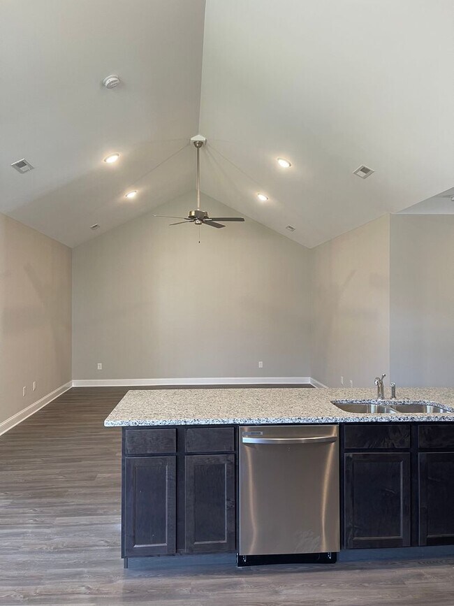 Building Photo - 2-Bedroom Townhome in Lenoir City